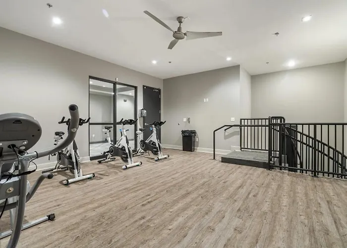Landing Spectacular 2bd Rooftop Lounge Gym *