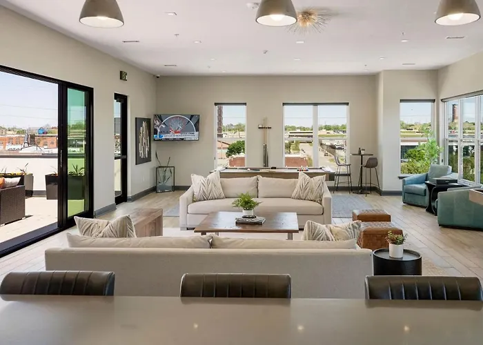 Landing Spectacular 2bd Rooftop Lounge Gym *
