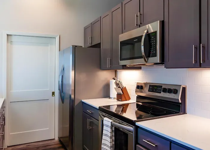 Landing Spectacular 2bd Rooftop Lounge Gym *