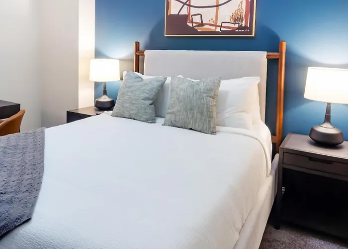 Landing Spectacular 2bd Rooftop Lounge Gym *